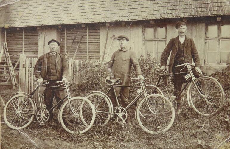 Велосипедисты. Фотография начала ХХ века.